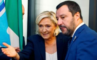 仏国民連合のルペン党首(左)とイタリアのサルビーニ副首相は連携を深める=ロイター 仏国民連合のルペン党首(左)とイタリアのサルビーニ副首相は連携を深める=ロイター