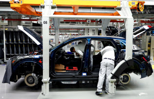 自動車生産などの減少が貿易の縮小につながっている=ロイター 自動車生産などの減少が貿易の縮小につながっている=ロイター