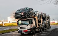 ホンダの英スウィンドン工場で製造した車を搬出する大型トラック。同工場は2021年中に生産を終了する予定だ=ロイター