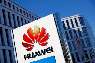 米国は欧州各国にファーウェイ製品の不使用を呼びかけている(ファーウェイのドイツ本部)=ロイター 米国は欧州各国にファーウェイ製品の不使用を呼びかけている(ファーウェイのドイツ本部)=ロイター