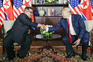 2018年6月12日、会談で握手する北朝鮮の金正恩朝鮮労働党委員長(左)とトランプ米大統領=シンガポール(AP=共同) 2018年6月12日、会談で握手する北朝鮮の金正恩朝鮮労働党委員長(左)とトランプ米大統領=シンガポール(AP=共同)