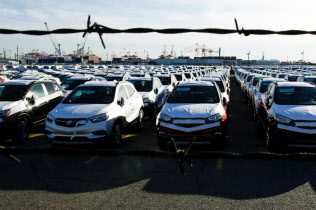 米ニュージャージー州の港に並ぶ輸入自動車=ロイター 米ニュージャージー州の港に並ぶ輸入自動車=ロイター