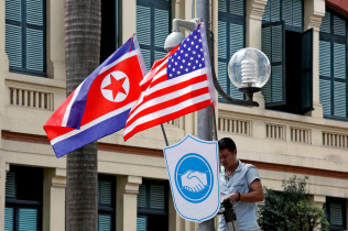 米朝首脳会談を前にベトナムでは両国の国旗が飾られ始めた(19日、ハノイ)=ロイター 米朝首脳会談を前にベトナムでは両国の国旗が飾られ始めた(19日、ハノイ)=ロイター