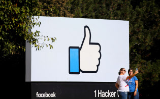 フェイスブックに個人情報保護の徹底を求める声が高まっている(米カリフォルニア州の同社本社)=ロイター フェイスブックに個人情報保護の徹底を求める声が高まっている(米カリフォルニア州の同社本社)=ロイター