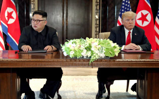2018年6月、初めて会談したトランプ大統領と金正恩委員長(シンガポール)=ロイター 2018年6月、初めて会談したトランプ大統領と金正恩委員長(シンガポール)=ロイター