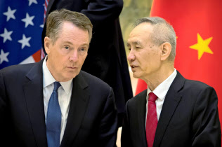 ライトハイザーUSTR代表(左)と劉鶴・中国副首相は、貿易問題を巡り詰めの協議に入る=ロイター ライトハイザーUSTR代表(左)と劉鶴・中国副首相は、貿易問題を巡り詰めの協議に入る=ロイター