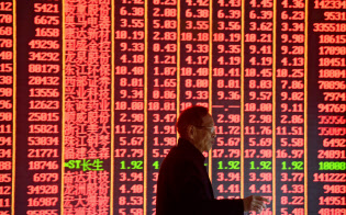 年明けから中国株は上昇している(杭州の証券会社)=ロイター 年明けから中国株は上昇している(杭州の証券会社)=ロイター