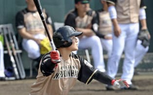 21日、楽天との練習試合で3ランを放つ2年目の清宮。定位置獲得を狙う=共同
21日、楽天との練習試合で3ランを放つ2年目の清宮。定位置獲得を狙う=共同