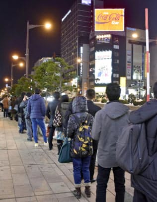 札幌市中心部でタクシーを待ち、列を作る人たち(21日午後10時23分)=共同 札幌市中心部でタクシーを待ち、列を作る人たち(21日午後10時23分)=共同