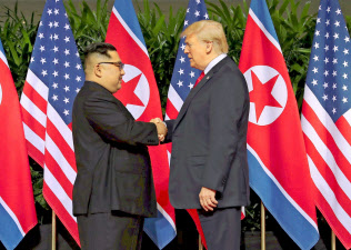 協議では米朝間で隔たりのある「非核化」の定義を巡っても話し合う(写真は2018年6月、シンガポールでの初回会談)=ロイター 協議では米朝間で隔たりのある「非核化」の定義を巡っても話し合う(写真は2018年6月、シンガポールでの初回会談)=ロイター