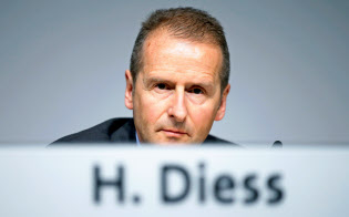 2018年5月、VW株主総会に出席したディース社長=ロイター 2018年5月、VW株主総会に出席したディース社長=ロイター