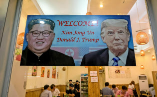 20日、ベトナム・ハノイで、韓国料理レストランに掲げられた、米朝首脳会談を歓迎するポスター(ゲッティ=共同) 20日、ベトナム・ハノイで、韓国料理レストランに掲げられた、米朝首脳会談を歓迎するポスター(ゲッティ=共同)
