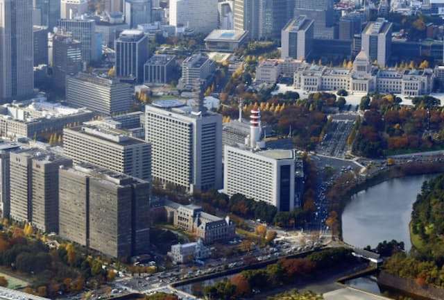 東京・霞が関の官庁街。平成時代は財政拡張で日本経済を下支えしてきた