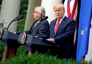 トランプ米大統領(右)とEUのユンケル欧州委委員長(左)は首脳会談で、自動車関税の棚上げでひとまず一致していた(18年7月、ワシントン)=ロイター通信 トランプ米大統領(右)とEUのユンケル欧州委委員長(左)は首脳会談で、自動車関税の棚上げでひとまず一致していた(18年7月、ワシントン)=ロイター通信