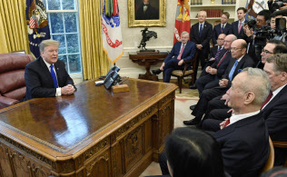 22日、米ホワイトハウスの大統領執務室で面談するトランプ大統領(左)と中国の劉鶴副首相(手前の左から2人目)ら=AP 22日、米ホワイトハウスの大統領執務室で面談するトランプ大統領(左)と中国の劉鶴副首相(手前の左から2人目)ら=AP