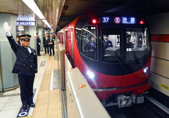 真っ赤な丸ノ内線が復活 東京メトロに新型車両登場 日本経済新聞