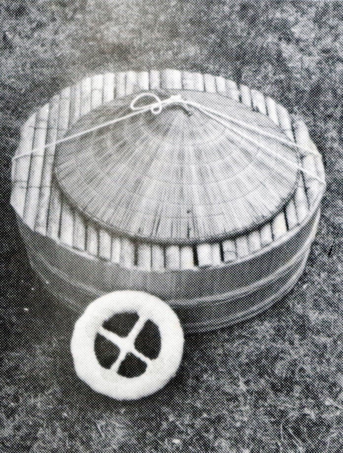 頭上運搬の輪 男1人を楽々乗せて: 日本経済新聞