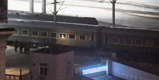 丹東駅を出発する、北朝鮮の金正恩委員長を乗せたとみられる列車(23日、中国遼寧省丹東市)=共同 丹東駅を出発する、北朝鮮の金正恩委員長を乗せたとみられる列車(23日、中国遼寧省丹東市)=共同