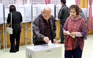 県民投票に投票する有権者（24日、沖縄県名護市）
