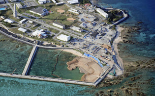 護岸造成が進む沖縄県名護市辺野古沿岸部(1月28日)=共同 護岸造成が進む沖縄県名護市辺野古沿岸部(1月28日)=共同