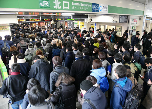 Jr中央線一時ストップ 28万人影響 入試繰り下げも 日本経済新聞