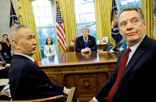 協議を率いるライトハイザー氏(右)と劉鶴氏(左)(22日、ホワイトハウス)=ロイター 協議を率いるライトハイザー氏(右)と劉鶴氏(左)(22日、ホワイトハウス)=ロイター