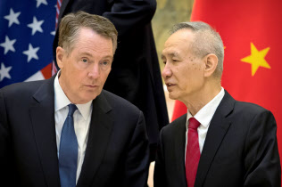 米通商代表部のライトハイザー代表(左)と中国の劉鶴副首相=ロイター 米通商代表部のライトハイザー代表(左)と中国の劉鶴副首相=ロイター