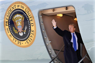25日、北朝鮮に向けて出発するトランプ氏(米メリーランド州)=AP 25日、北朝鮮に向けて出発するトランプ氏(米メリーランド州)=AP