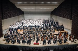 小林研一郎指揮岩城宏之メモリアル・オーケストラらによるベートーベン「交響曲第9番」の演奏(2018年12月31日、東京文化会館での三枝成彰プロデュース「ベートーヴェンは凄い!全交響曲連続演奏会」)=(c)Michiko Yamamoto