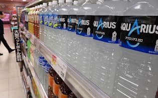 コカ・コーラボトラーズジャパンは大型ペットボトルを値上げする（埼玉県内のスーパー）