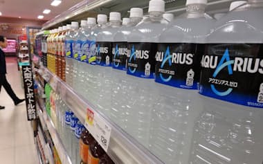 コカ・コーラボトラーズジャパンは大型ペットボトルを値上げする（埼玉県内のスーパー）