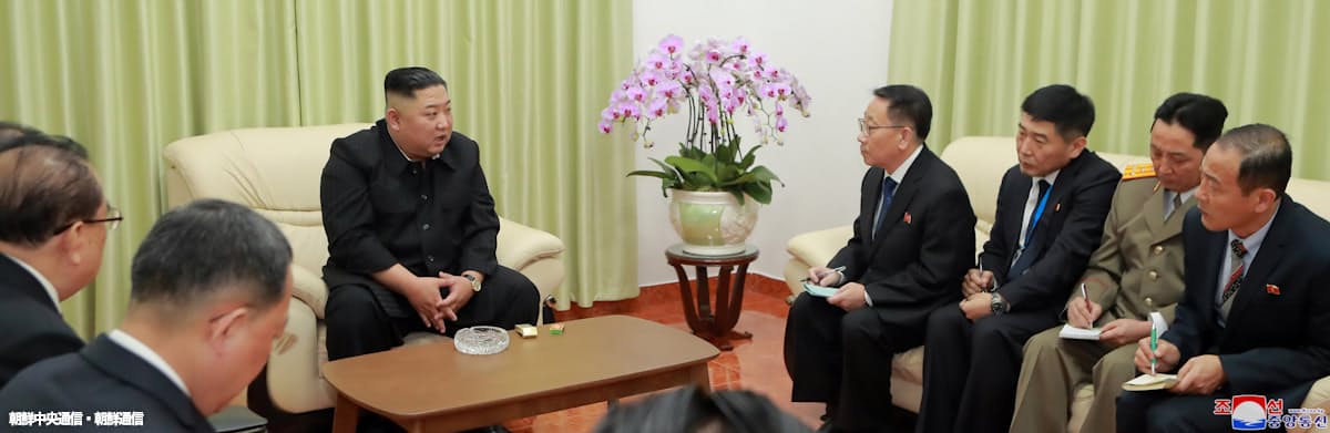 ベトナムの北朝鮮大使館を訪問して大使館員と懇談する金正恩氏(左から3人目)(26日)=朝鮮中央通信・朝鮮通信