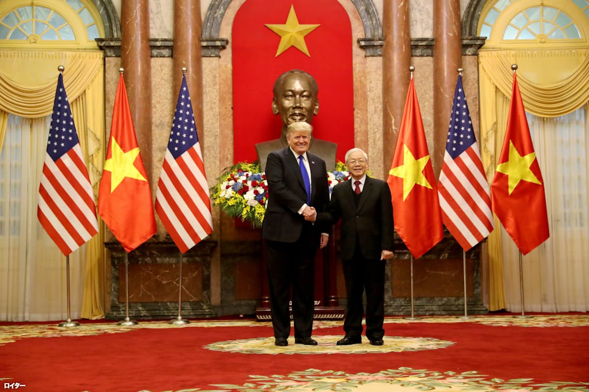 グエン・フー・チョン共産党書記長(右)と握手するトランプ米大統領=ロイター