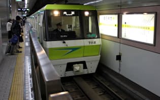 大阪メトロの「リニア地下鉄」。線路の間にリアクションプレートがある（大阪市鶴見区の鶴見緑地駅）