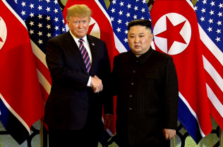 会談の冒頭で握手するトランプ大統領(左)と金正恩氏=AP 会談の冒頭で握手するトランプ大統領(左)と金正恩氏=AP