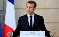 記者会見するマクロン仏大統領（27日、パリ）=ロイター