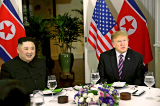 27日、夕食をともにするトランプ米大統領(右)と北朝鮮の金正恩委員長(ハノイ)=ロイター 27日、夕食をともにするトランプ米大統領(右)と北朝鮮の金正恩委員長(ハノイ)=ロイター