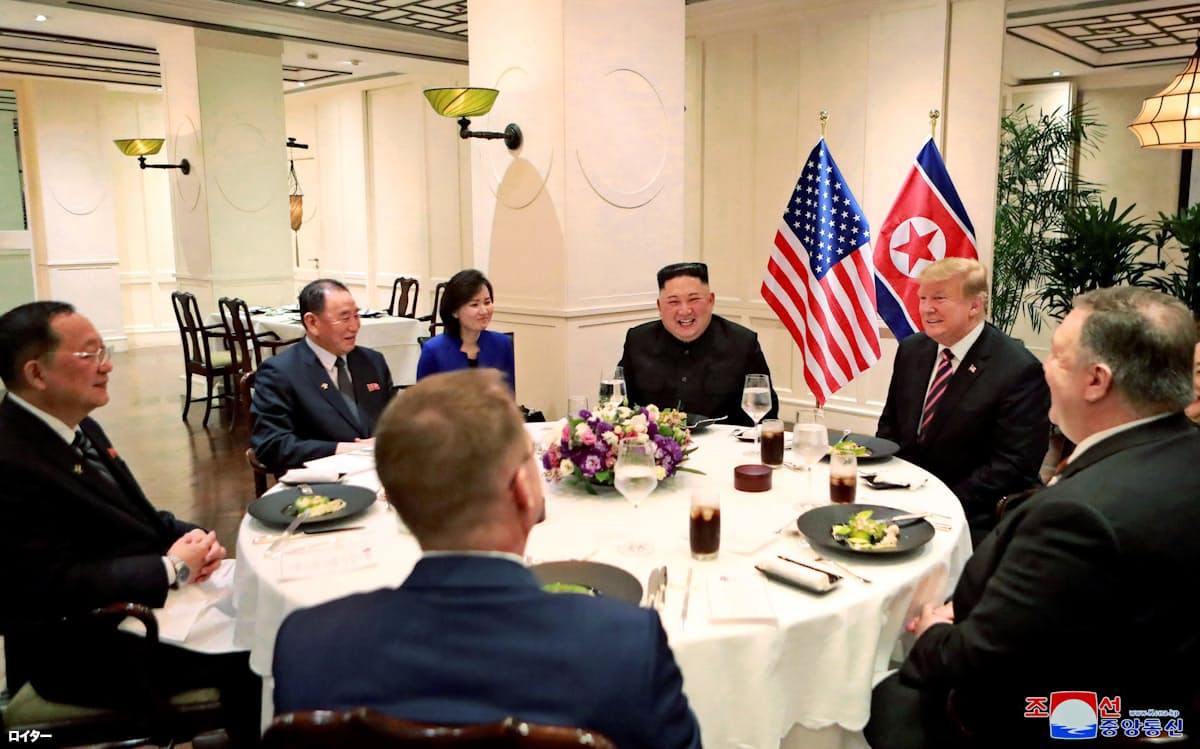 夕食会は両首脳と限られた人たちがテーブルを囲んだ=朝鮮中央通信・ロイター