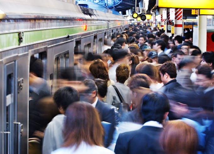 時間帯別運賃 是非検討へ 満員電車対策で東京都 日本経済新聞