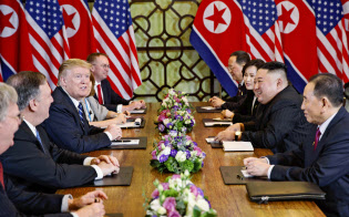 米朝首脳会談の拡大会合に臨むトランプ米大統領(左から3人目)と北朝鮮の金正恩朝鮮労働党委員長(右から2人目)ら(28日、ハノイ)=AP 米朝首脳会談の拡大会合に臨むトランプ米大統領(左から3人目)と北朝鮮の金正恩朝鮮労働党委員長(右から2人目)ら(28日、ハノイ)=AP