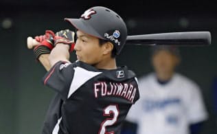 藤原の軸足に体重を乗せての豪快な振りは、さすが3球団が競合した選手だけのことはある=共同 藤原の軸足に体重を乗せての豪快な振りは、さすが3球団が競合した選手だけのことはある=共同