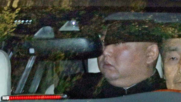 不機嫌そうな表情で、米朝首脳会談が行われていたホテルを出る北朝鮮の金正恩委員長(28日、ハノイ)=時事