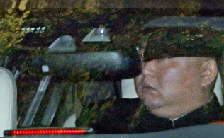 不機嫌そうな表情で、米朝首脳会談が行われていたホテルを出る北朝鮮の金正恩委員長(28日、ハノイ)=時事 不機嫌そうな表情で、米朝首脳会談が行われていたホテルを出る北朝鮮の金正恩委員長(28日、ハノイ)=時事