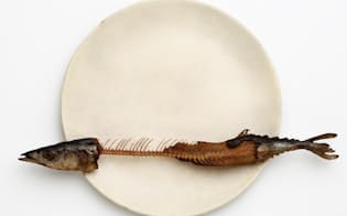 前原冬樹の木彫「一刻:皿に秋刀魚」（2014年）