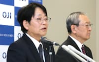 王子ホールディングスの社長に就任する加来正年取締役(左)と、会長に就任する矢嶋進社長（28日、東京都中央区）