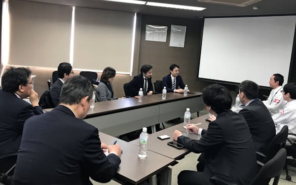 地元企業と、作業効率化について意見を交わした(13日、香川県三豊市)