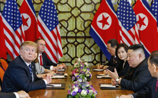 米朝首脳会談の拡大会合に臨むトランプ米大統領(左)と北朝鮮の金正恩朝鮮労働党委員長(右)ら(28日、ハノイ)=AP 米朝首脳会談の拡大会合に臨むトランプ米大統領(左)と北朝鮮の金正恩朝鮮労働党委員長(右)ら(28日、ハノイ)=AP