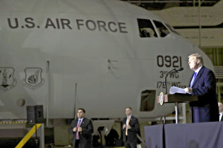 28日、米アラスカ州の米軍基地で演説するトランプ大統領=AP 28日、米アラスカ州の米軍基地で演説するトランプ大統領=AP