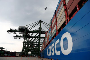 東南アジアで製造業の景況感が悪化している(シンガポールのコンテナターミナル)=ロイター 東南アジアで製造業の景況感が悪化している(シンガポールのコンテナターミナル)=ロイター
