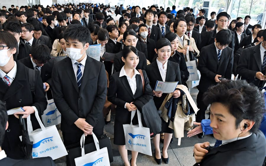 9時間かけてきた 就活号砲 学生ら早朝から動く 日本経済新聞